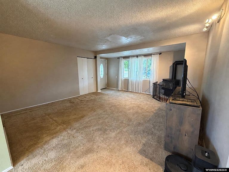 370 Driftwood St photo 3