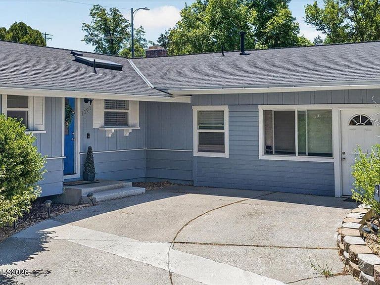 1090 Kings Row photo 5