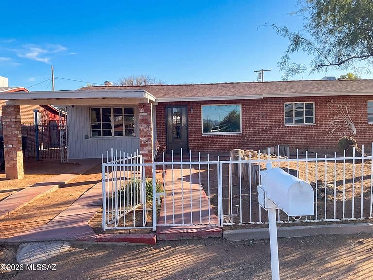 3308 E Silverlake Rd photo 1