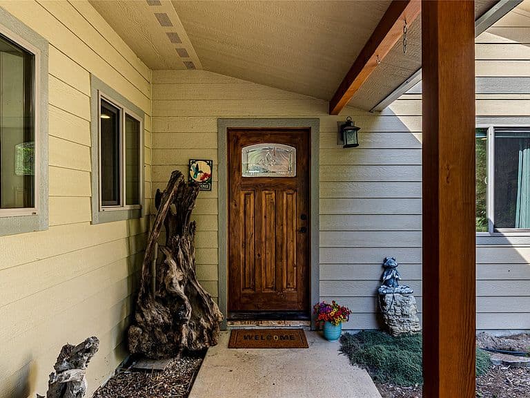 582 Ferndale Dr photo 3