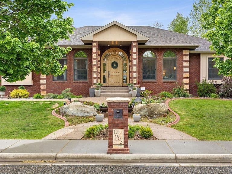 1605 Forest Park Dr photo 1