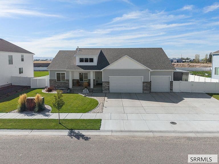 2710 E Larson Dr photo 1