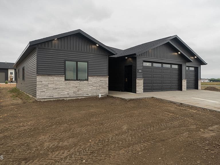 200 Paradise Dr photo 3
