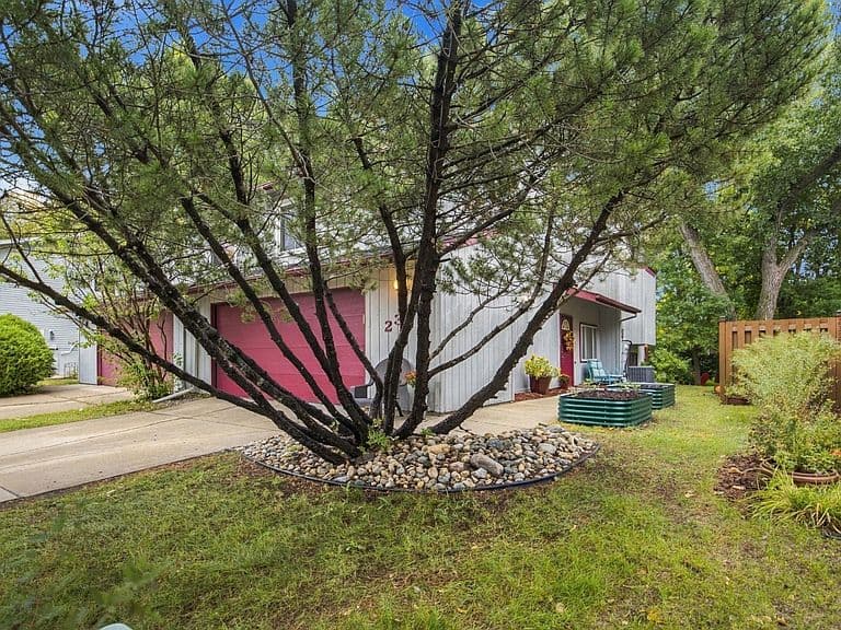 2346 Demores Dr S photo 2