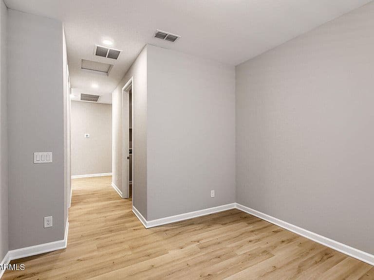 16754 W SPUR Drive photo 4