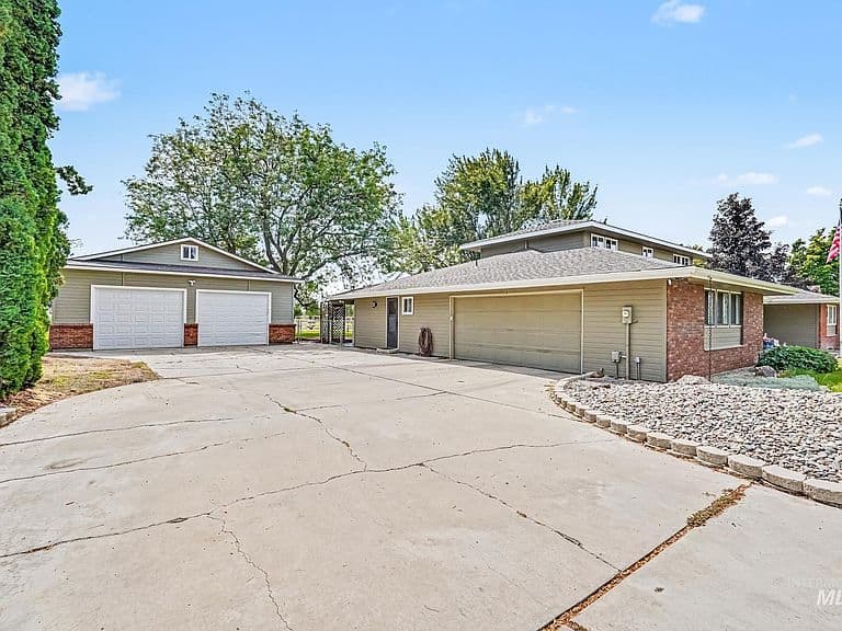1703 Primrose Dr photo 2