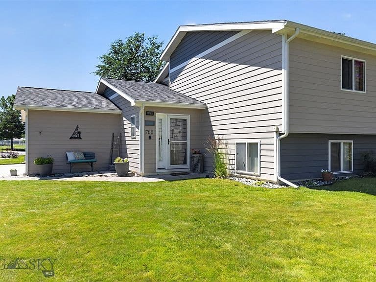 700 Mayfair Dr photo 3