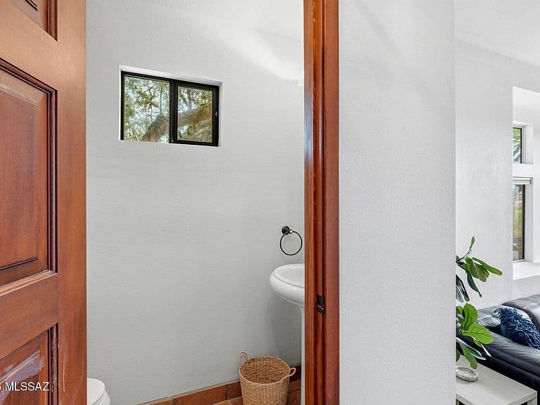 4037 E Via Del Vireo photo 3
