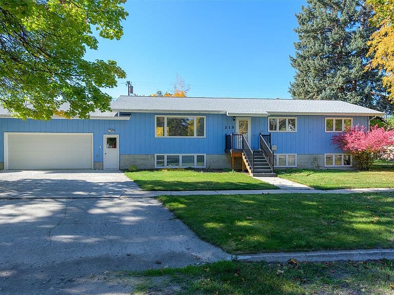 215 College St photo 1