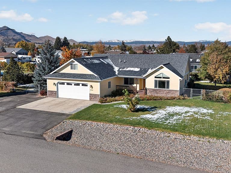 1010 Isy Loop photo 2