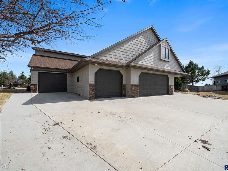 7624 S Courtyard Cir photo 2