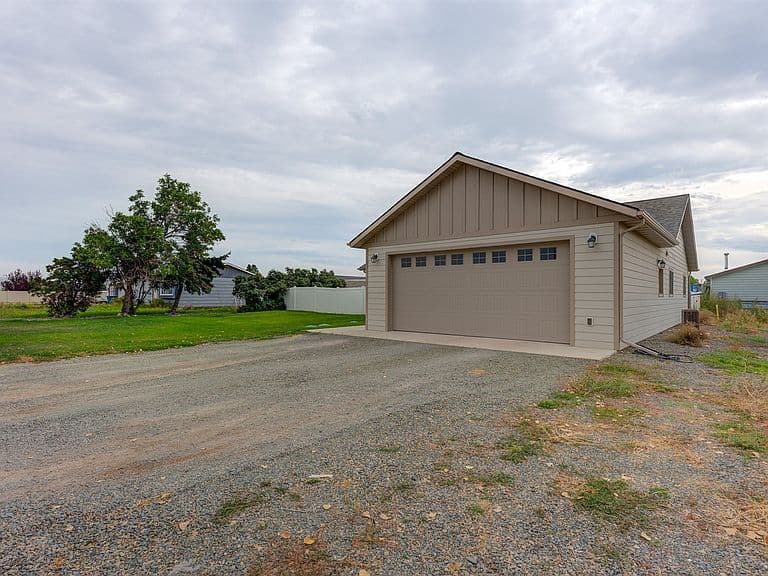 4631 Victoria Dr photo 3