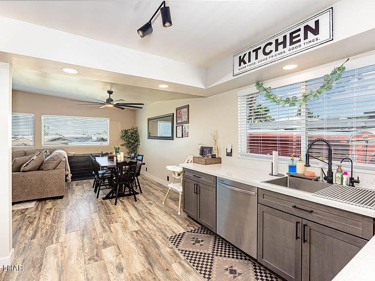 2658 Holiday Dr photo 5