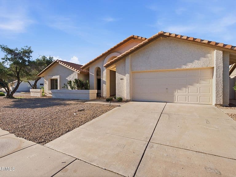 2405 W GREGG Drive photo 3