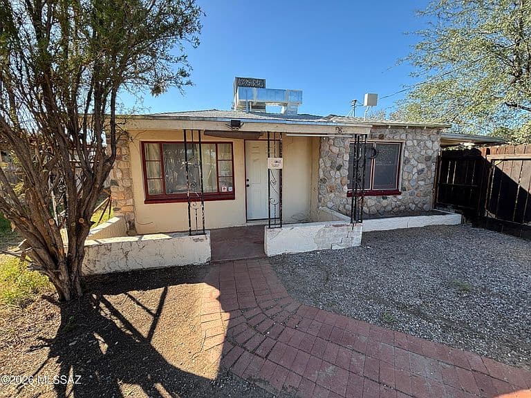 2807 N Sycamore Ave photo 2