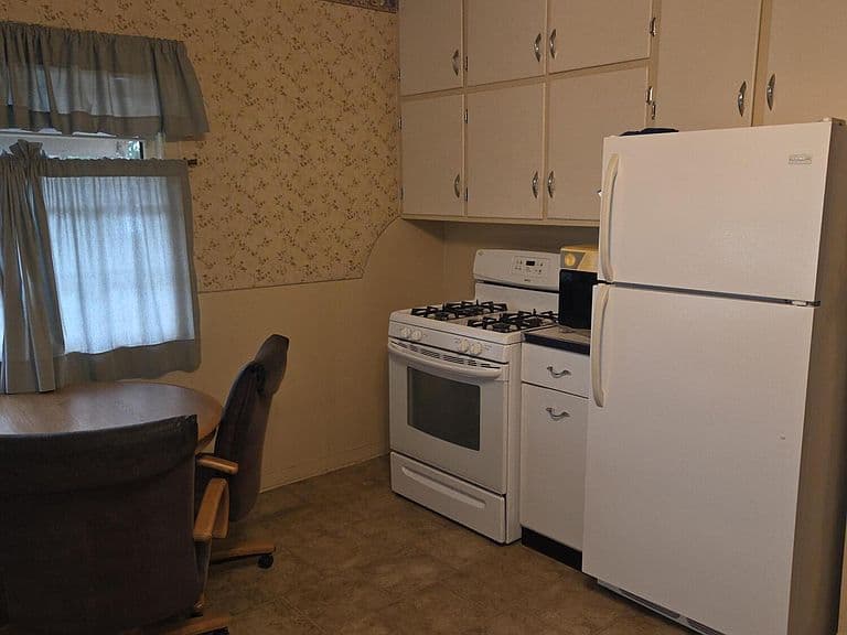 110 Elm Ave W photo 3