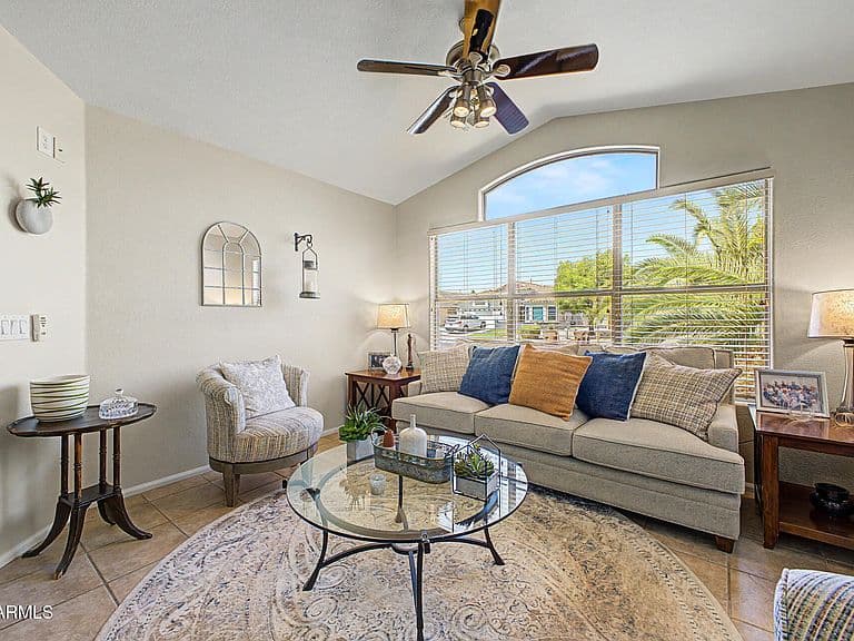 10233 W DALEY Lane photo 4