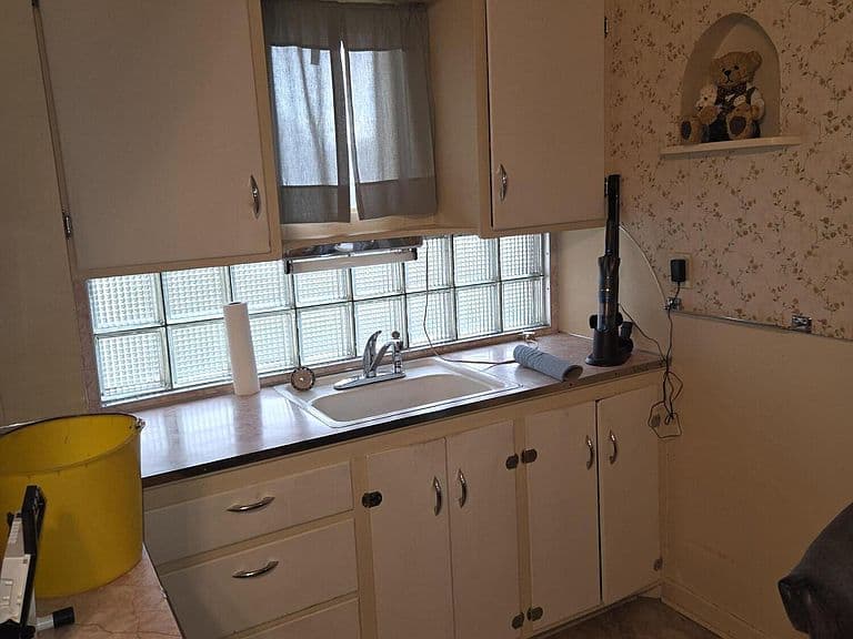 110 Elm Ave W photo 2