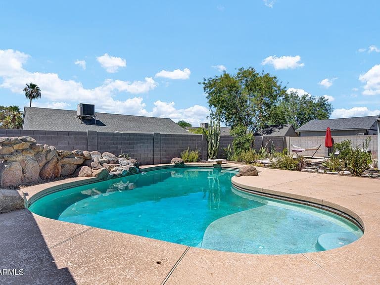 1101 W MONONA Drive photo 5