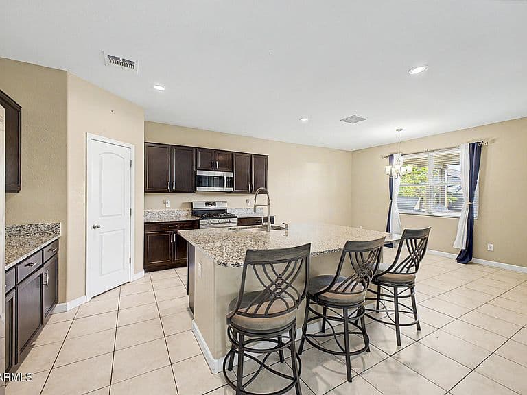 29991 W Freda Lane photo 4