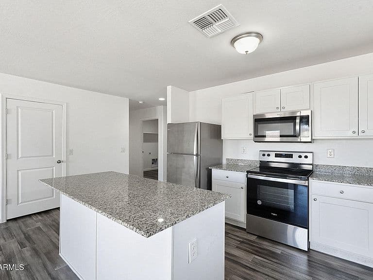 2024 E Velvet Place photo 4
