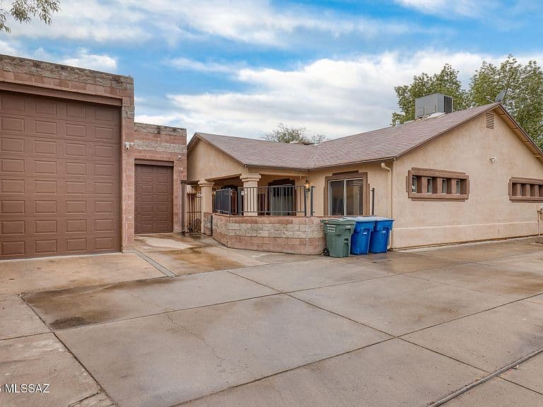 3206 E Glenn St photo 1