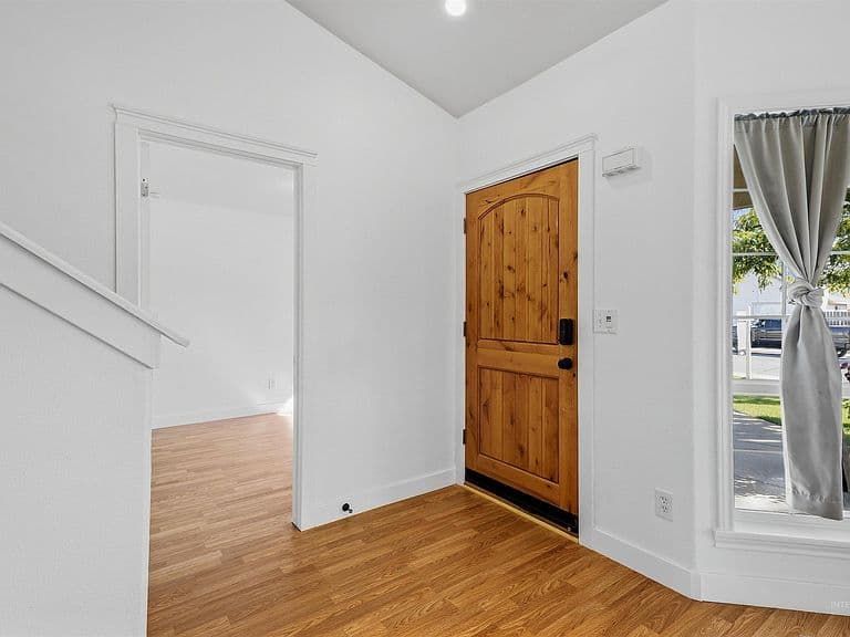 1087 S New Summer Ave photo 3