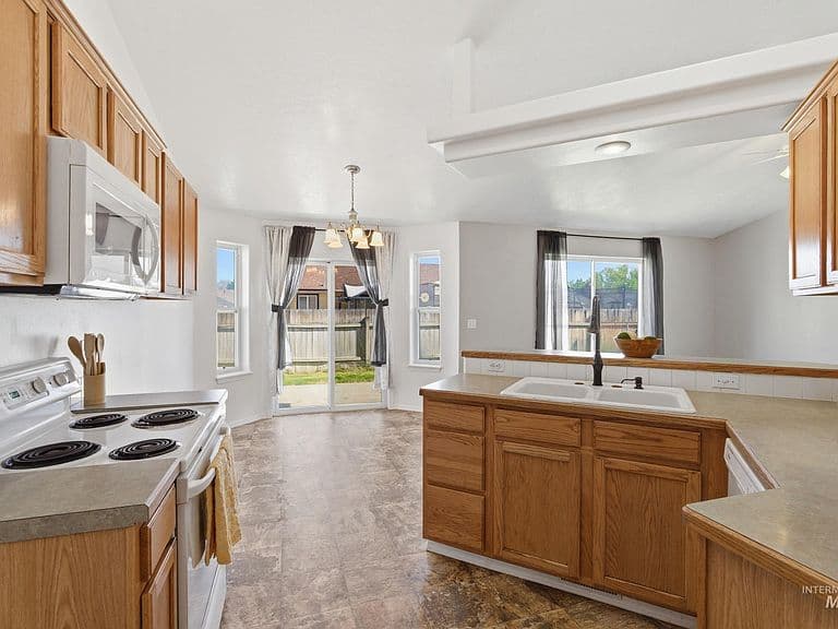 501 Knights Cir photo 1