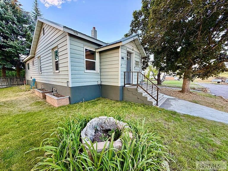 1270 Elmore Ave photo 2