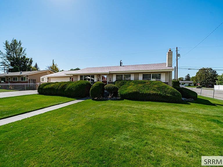 499 Valley Dr photo 2