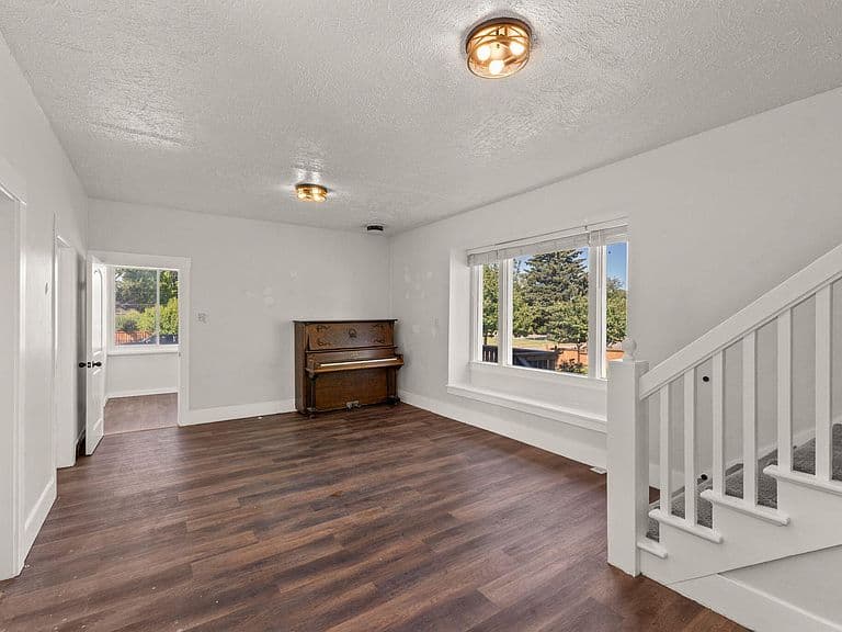 311 W D St photo 5