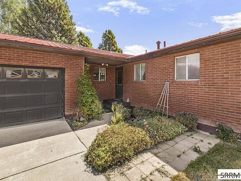 2050 Highland Dr photo 3