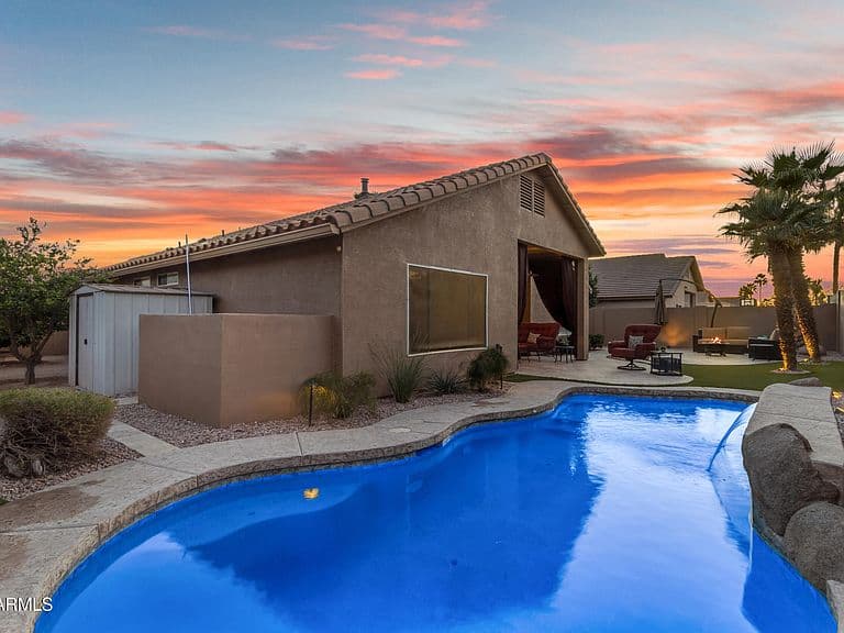 1452 E Oakland St photo 2