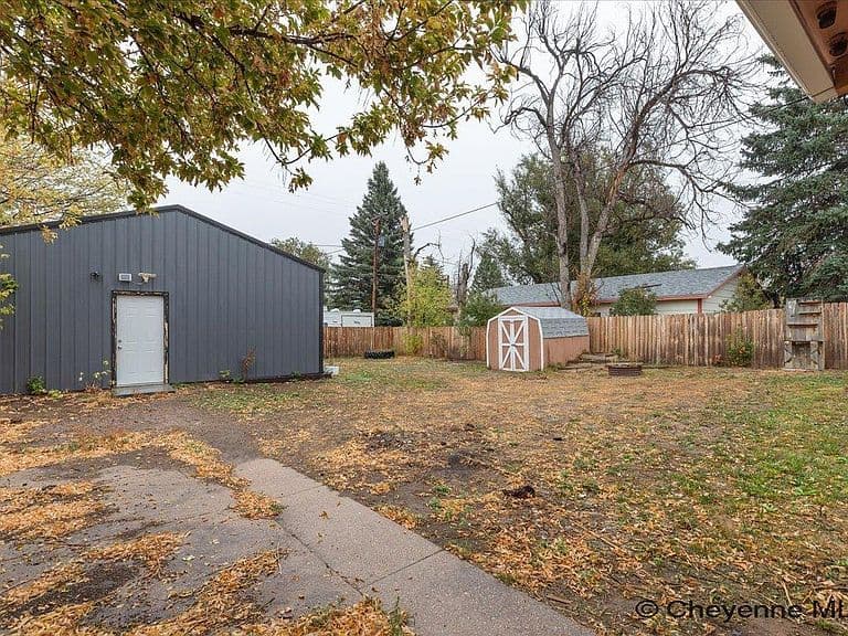 1924 E Pershing Blvd photo 4