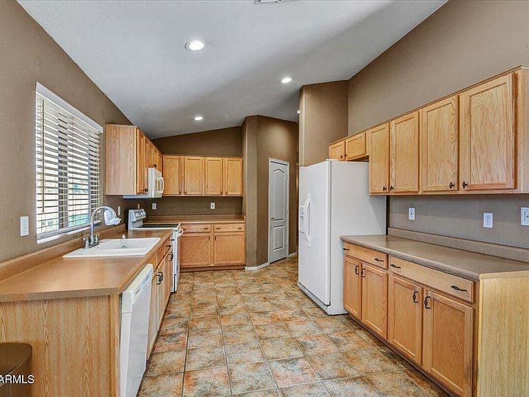 9171 W LONE CACTUS Drive photo 2