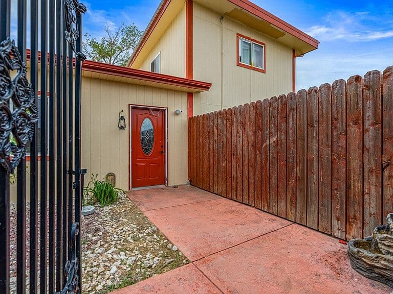 1125 Michael Ln photo 2