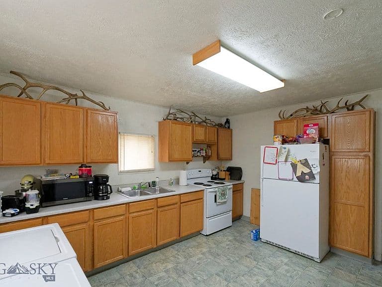 2412 Farrell St photo 4
