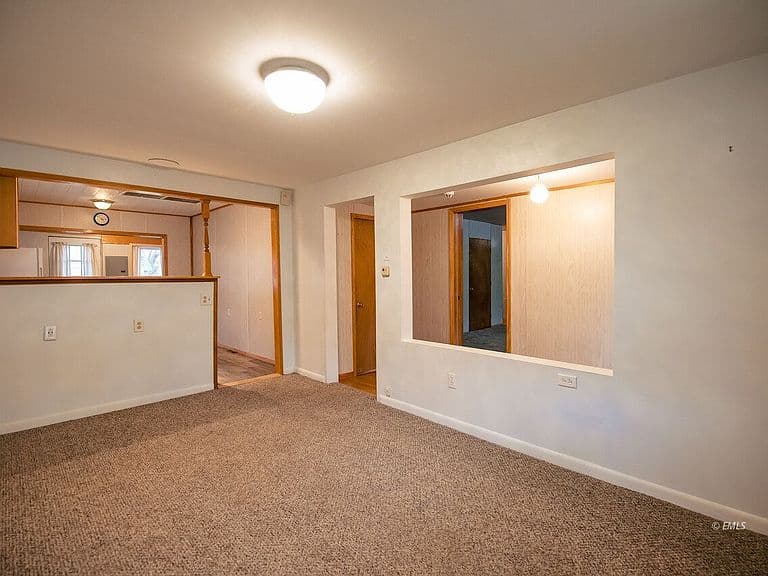 457 N 6th Ave photo 5