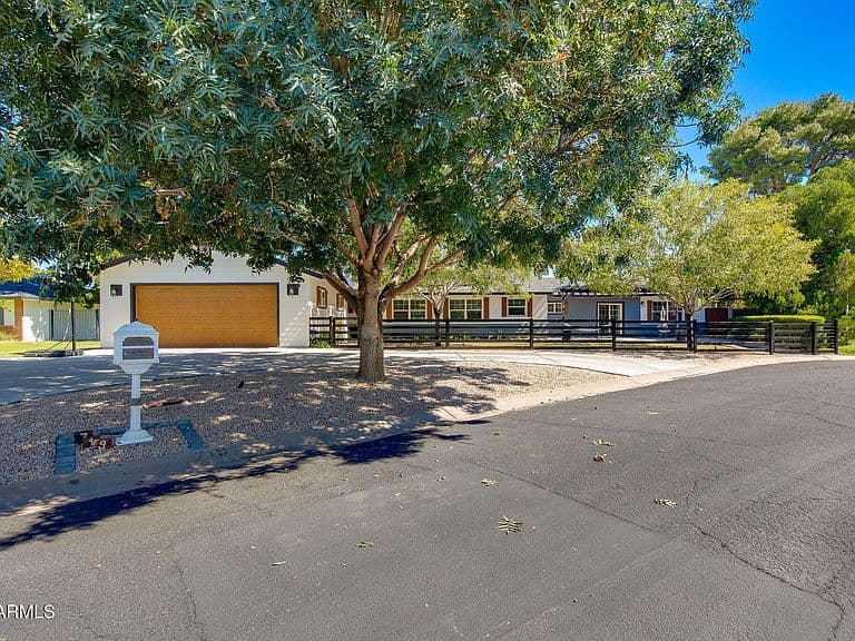 719 W KALER Drive photo 2