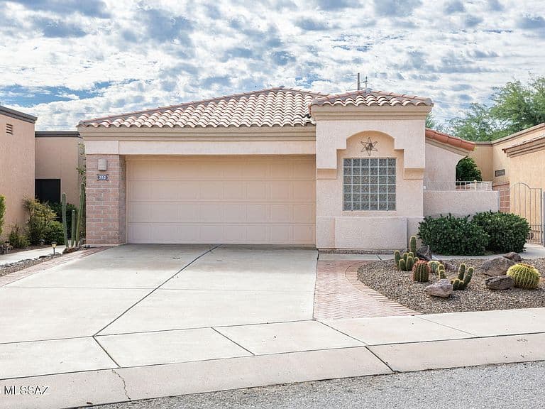 352 N Royal Bell Dr photo 1