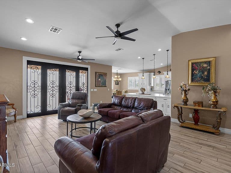 24039 W Cavedale Drive photo 5