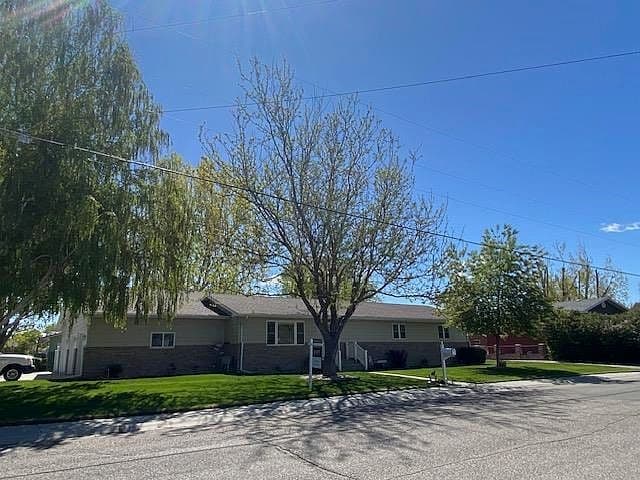 408 Hillcrest Dr photo 2