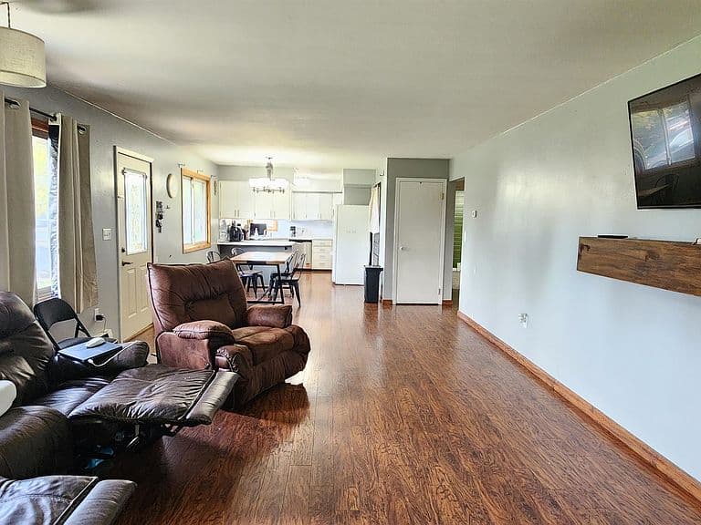 579 Huss St photo 3