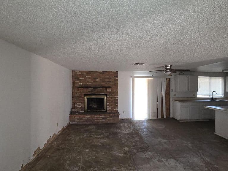 1910 N 42ND Drive photo 3