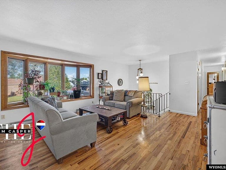 1301 Manor Dr photo 5