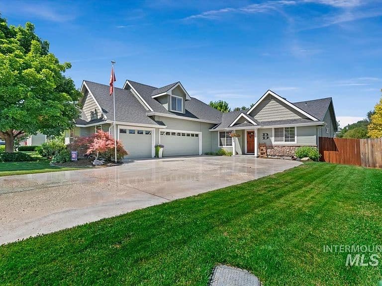 559 S Black Oak Ave photo 1
