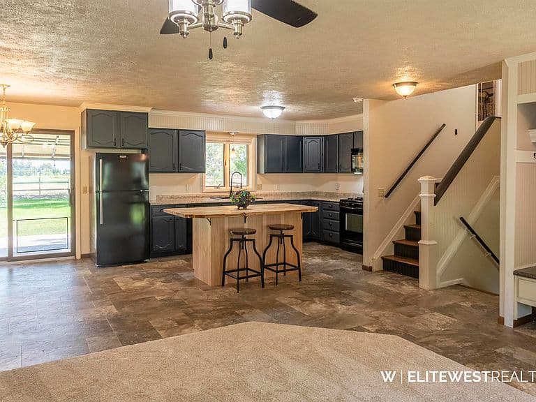 871 E Christy Ln photo 3