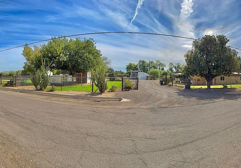17435 W MARYLAND Avenue photo 2