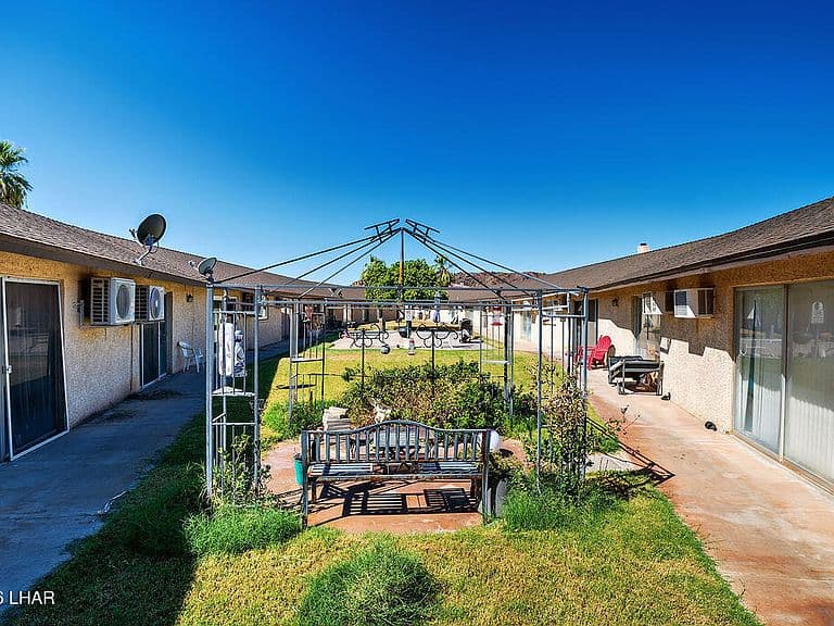 9122 Riverside Dr APT 8 photo 4