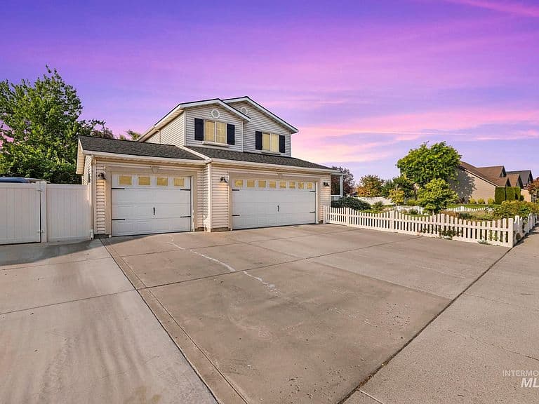 2591 Carriage Way photo 3